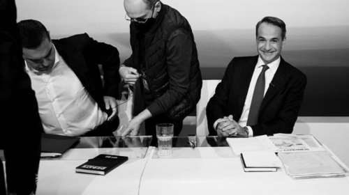 Debate: Οι ασπρόμαυρες καλλιτεχνικές φωτογραφίες του Μητσοτάκη - Χαμόγελα, προετοιμασία και η... πίτσα [εικόνες]