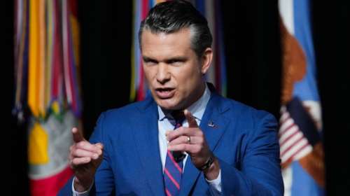 Τρόμος στον αέρα για Χέγκσεθ: Αναγκαστική προσγείωση στη Βρετανία του αεροπλάνου που μετέφερε τον υπουργό Άμυνας των ΗΠΑ