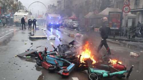 Βρυξέλλες: Σοβαρά επεισόδια στους δρόμους πριν και μετά τη νίκη του Μαρόκου επί του Βελγίου - Έκαψαν αυτοκίνητα [βίντεο]