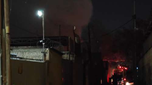 Φωτιά σε ξυλουργείο στου Ρέντη: Μεγάλη κινητοποίηση της Πυροσβεστικής και κλειστοί δρόμοι [βίντεο]