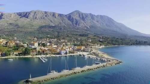 Η πανέμορφη κωμόπολη με τα γαλαζοπράσινα νερά που απέχει μόλις 3,5 ώρες από την Αθήνα [Βίντεο]