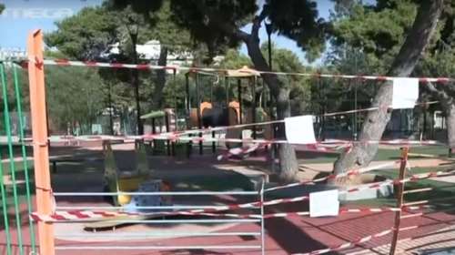 Πανικός στη Βάρκιζα: Οδηγός έχασε τον έλεγχο του οχήματος και &quot;μπούκαρε&quot; σε παιδική χαρά΄- Έσπασε τα κάγκελα [βίντεο]