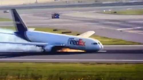 Κωνσταντινούπολη: Αναγκαστική προσγείωση Boeing 767 - Δεν άνοιξαν οι μπροστινοί τροχοί και σύρθηκε στην πίστα [βίντεο]