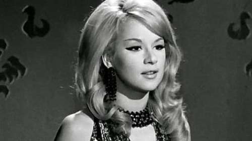 Σπάνια φωτό: Η Αλίκη Βουγιουκλάκη με νυφικό και μαύρα μαλλιά περπατά στην πασαρέλα, στα &#39;80s