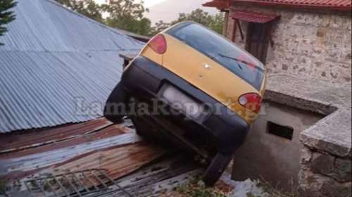 Φθιώτιδα: Αυτοκίνητο προσγειώθηκε μέσα σε... σπίτι