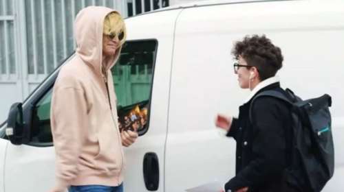 Αγνώριστος ο Σάκης Ρουβάς: Φόρεσε ξανθιά περούκα και βγήκε να μοιράσει φυλλάδια στον δρόμο [βίντεο]