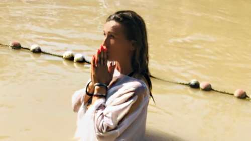 Πηγή Δεβετζή: Οι φωτογραφίες από την βάπτισή της στον Ιορδάνη ποταμό – &quot;Ήταν μια αξέχαστη εμπειρία&quot;