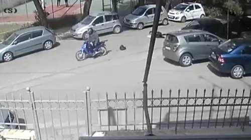 Χειροπέδες σε τσαντάκια στην Αγία Παρασκευή: Δείτε πώς έσερνε τα θύματά του στον δρόμο [βίντεο]