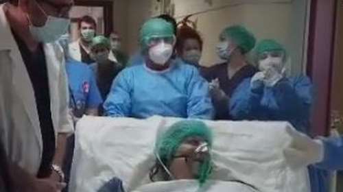 Συγκλονιστικό βίντεο: Με χειροκροτήματα βγήκε από τη ΜΕΘ ασθενής με κορονοϊό στην Κρήτη