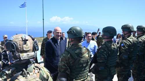 Στο επιτηρητικό φυλάκιο Παναγιάς Οινουσσών ο Δένδιας - Αντάλλαξε ευχές με στελέχη και φαντάρους για το Πάσχα