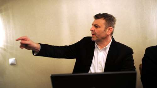 Ο Μητσοτάκης επισκέπτεται τη Λαμία και ο Γκλέτσος έγραψε: "Άμα πάω να τον γιαουρτώσω, πιάνεται;"