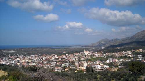 Τρόμος στη Ζαχάρω: Επιχείρησε να αρπάξει παιδί από την αγκαλιά της μητέρας του, τον καταδίωξαν στο δάσος