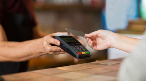 Αλλαγές στο πλαστικό χρήμα: Τι κερδίζω αν πληρώσω με κάρτα το ταξί, το κομμωτήριο και το γυμναστήριο