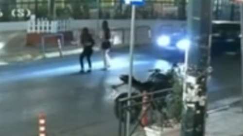 Η στιγμή που το αυτοκίνητο χτυπά τη 16χρονη στα Καμίνια - Αναζητείται ο οδηγός [βίντεο]