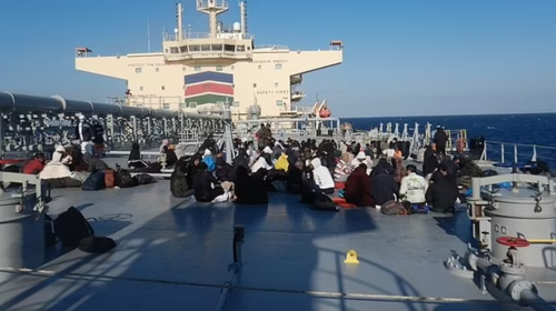 Τάνκερ του Μαρινάκη διέσωσε στη θάλασσα πάνω από 150 μετανάστες- Τους μετέφερε στην Κρήτη [εικόνες]