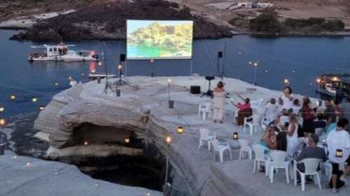 Το θερινό σινεμά στην Κίμωλο που έγινε viral χάρη στην ασυναγώνιστη ομορφιά του