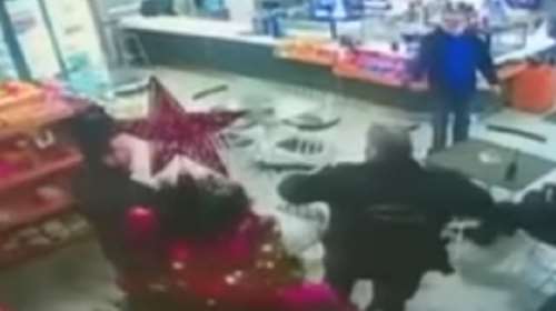 Βίντεο δείχνει τους αστυνομικούς στο κυλικείο του βενζινάδικου την ώρα που ο 16χρονος έβαζε βενζίνη