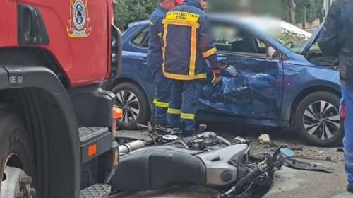 Βύρωνας: Τροχαίο με δύο τραυματίες - ΙΧ συγκρούστηκε με μοτοσικλέτα [βίντεο]