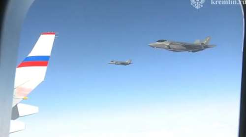 Αμερικανικά F-35 συνόδευσαν το αεροπλάνο του Πούτιν στην επιστροφή στη Ρωσία - Βίντεο έδωσε στη δημοσιότητα το Κρεμλίνο