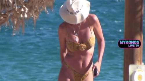 Αθηνά Οικονομάκου: Εντυπωσιάζει με κορμί "λαμπάδα" και μικροσκοπικό μπικίνι έπειτα από δύο γέννες [Βίντεο]