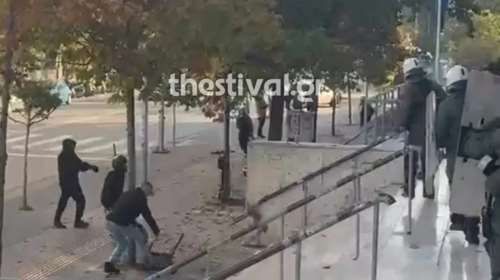 Ένταση έξω από τα δικαστήρια λίγο πριν τη δίκη για τη δολοφονία του Άλκη Καμπανού - Δύο συλλήψεις [βίντεο]