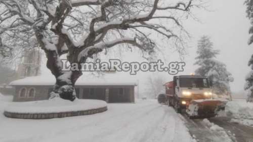 Κακοκαιρία: Χιονίζει προς Δομοκό, Μπράλο, Καρπενήσι - Βγήκαν τα εκχιονιστικά στους δρόμους