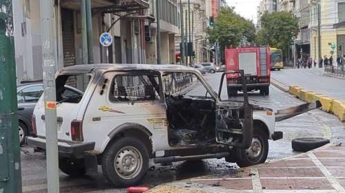 Τζιπ τυλίχτηκε στις φλόγες στο κέντρο της Αθήνας - Κλειστή η Αιόλου [βίντεο]