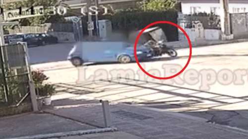 Τροχαίο στη Λαμία: Η οδηγός χτύπησε τον ντελιβερά, κατέβηκε χωρίς να βάλει χειρόφρενο και μετά κυνηγούσε το ΙΧ [βίντεο]