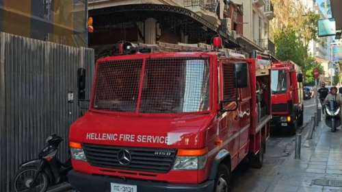 Φωτιά σε χρυσοχοείο στο Σύνταγμα - Κλειστή η Καραγιώργη Σερβίας [βίντεο]