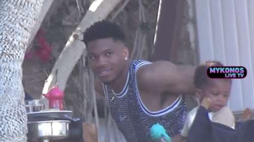 Γιάννης Αντετοκούνμπο: Στη Μύκονο για διακοπές με τα παιδιά του ο Έλληνας άσος του NBA [Εικόνες, βίντεο]