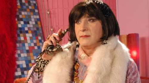 Δέκα Εσώκλειστοι Μήτσοι: Ο Λάκης Λαζόπουλος δίνει ζωή στους θρυλικούς χαρακτήρες εν μέσω πανδημίας και είναι ξεκαρδιστικό