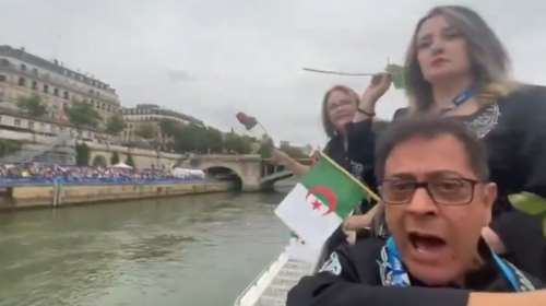 Παρίσι 2024: Η πολιτική στιγμή της τελετής έναρξης - Γιατί τα μέλη της αποστολής της Αλγερίας πέταξαν τριαντάφυλλα στον Σηκουάνα