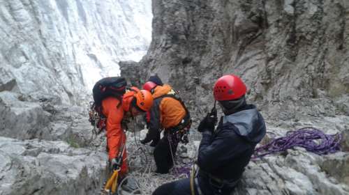 Θάσος: Γυναίκα έπεσε σε βράχια - Μεγάλη επιχείρηση για τον απεγκλωβισμό της