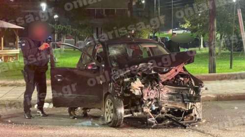 Σοβαρό τροχαίο στη Λάρισα: Εγκλωβίστηκαν πατέρας και τα δύο του παιδιά σε ΙΧ [εικόνες]