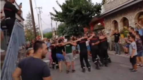 Αρκαδία: Μια αγκαλιά κάτοικοι και Γάλλοι πυροσβέστες χορεύουν μαζί συρτάκι στο πυρόπληκτο Καλλιάνι [βίντεο]