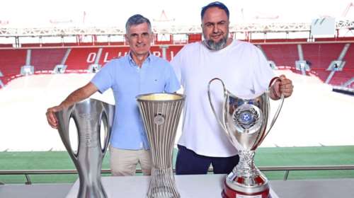 Ολυμπιακός: Βαγγέλης Μαρινάκης και Χοσέ Λουίς Μεντιλίμπαρ φωτογραφίζονται με όλα τα τρόπαια της σεζόν