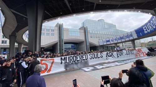 Οπαδοί του ΠΑΟΚ έξω από την Ευρωβουλή με πανό για τα Τέμπη: &quot;57 δολοφονημένες ψυχές ψάχνουν δικαιοσύνη&quot;