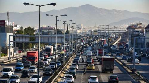 Καραμπόλα στον Κηφισό: Μεγάλες καθυστερήσεις στην άνοδο από σύγκρουση φορτηγού με δύο IX