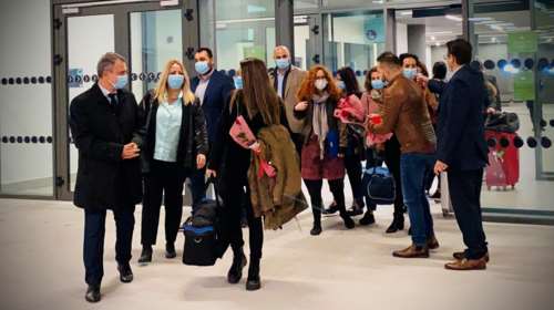 Κορονοϊός: Έφτασαν στη Θεσσαλονίκη οι ηρωίδες νοσηλεύτριες της Κρήτης - Τις υποδέχτηκαν με λουλούδια [βίντεο]