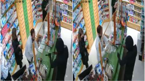 Χολαργός: Η στιγμή που 16χρονος ληστεύει φαρμακείο με ψεύτικη καραμπίνα - Ο συνεργός του παρίστανε τον πελάτη [βίντεο]