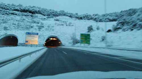 Άρχισαν να κλείνουν δρόμοι στη βόρεια Ελλάδα: Απαγόρευση κυκλοφορίας σε νταλίκες και φορτηγά στην Εγνατία Οδό