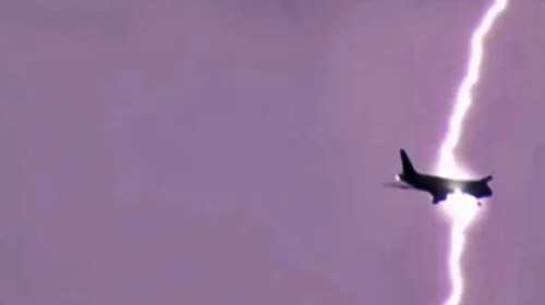 Η πτήση του τρόμου: Κεραυνός χτύπησε αεροπλάνο σε πτήση Αθήνα-Θεσσαλονίκη - Η ανατριχιαστική μαρτυρία επιβάτη