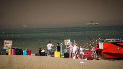 Φωτιά στη Ρόδο: Εκκλήσεις για βοήθεια από &quot;τρομοκρατημένους Βρετανούς τουρίστες&quot;, λέει η Daily Mail