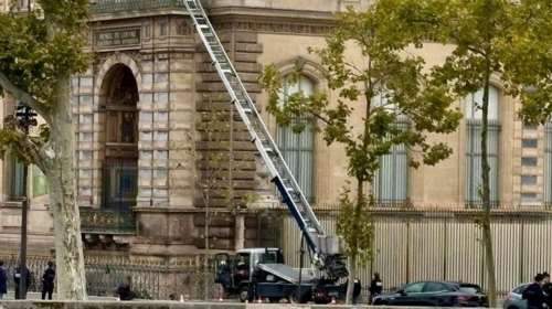 Διάρρηξη στο Λούβρο: &quot;Ανεκτίμητης&quot; αξίας τα κοσμήματα του Ναπολέοντα - Πώς έγινε σε επτά λεπτά η κινηματογραφική κλοπή
