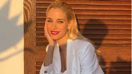 Η Δούκισσα Νομικού πανηγύρισε τη νίκη του Ολυμπιακού στο γήπεδο μαζί με τον γιο της, Σάββα