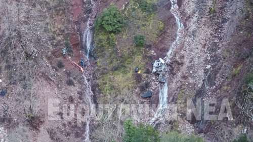 Ευρυτανία: Άμορφη μάζα το ΙΧ που έπεσε σε χαράδρα 300 μέτρων - Νεκρός ο 59χρονος οδηγός