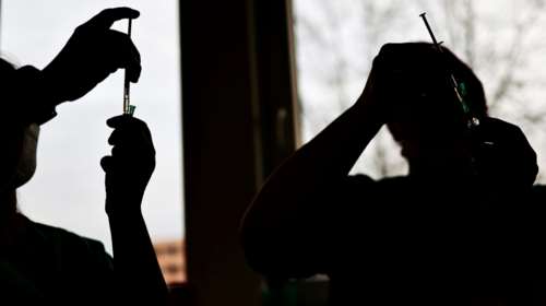 &quot;Τσουχτερά&quot; τα νέα μέτρα: Πόσα θα πληρώνουν κάθε μήνα οι ανεμβολίαστοι άνω των 60 σε πρόστιμα και rapid test