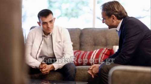 Λαμία: Η συνάντηση Μητσοτάκη με τον 22χρονο ήρωα που έσωσε μωρό 1,5 έτους από πυρκαγιά και θέλει να γίνει πυροσβέστης