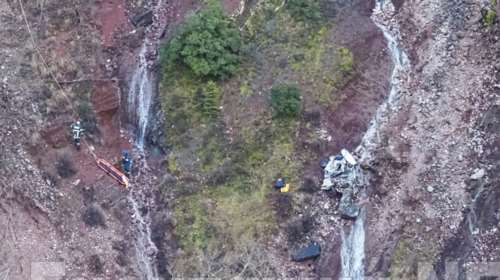 Ευρυτανία: Άμορφη μάζα το ΙΧ που έπεσε σε χαράδρα 300 μέτρων - Νεκρός ο 59χρονος οδηγός
