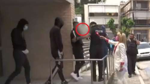 Αμετανόητος ο Thug Slime: Έκανε άσεμνες χειρονομίες σε δημοσιογράφους έξω από τα δικαστήρια [βίντεο]